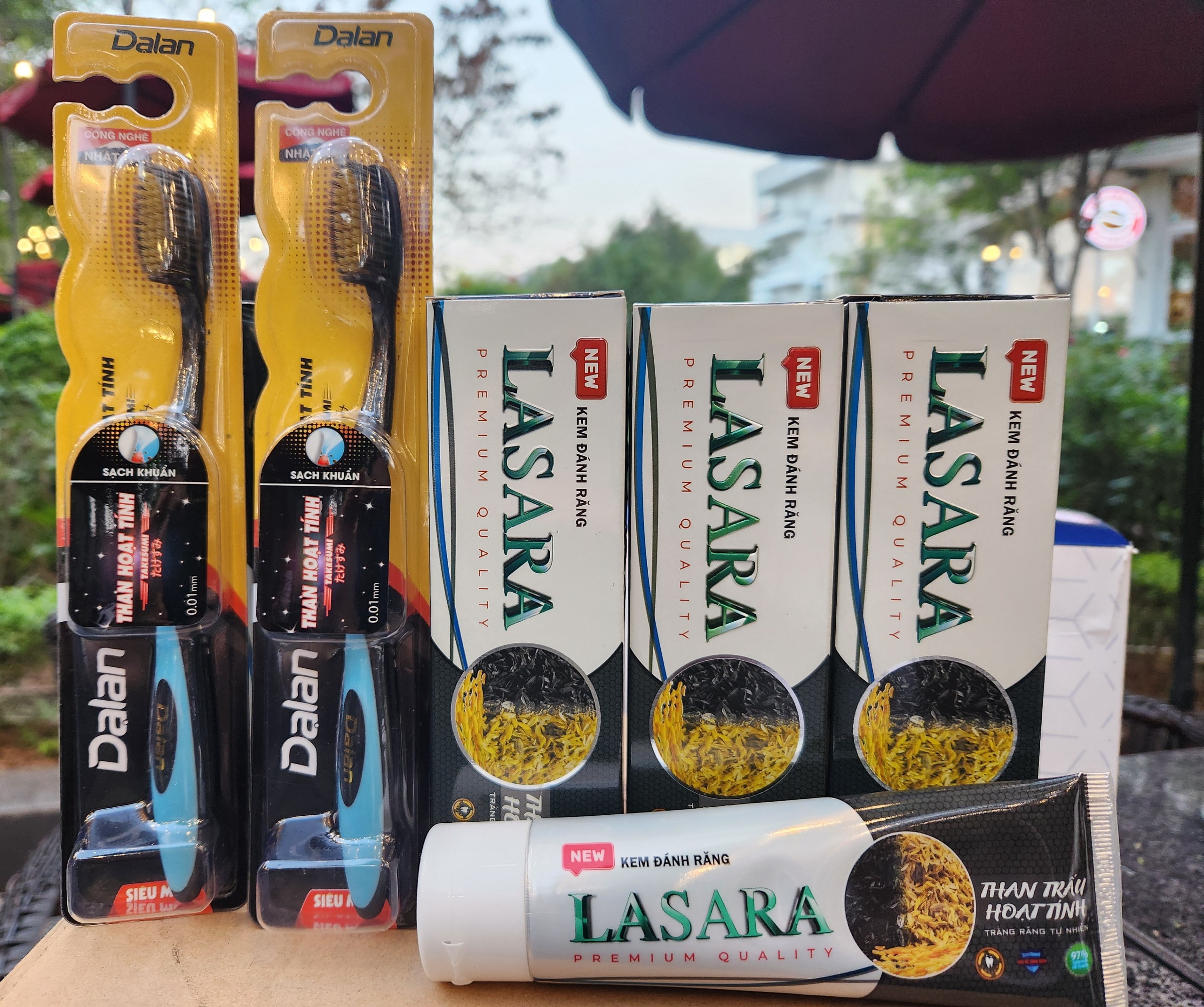 Mua 3 Tuýp Lasara Trị giá 237.000đ tặng 2 bàn chải Dạ Lan than hoạt tính